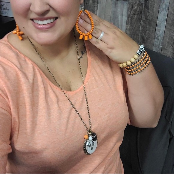 ✨NEW✨ BOO Necklace 👻 - Picture 4 of 5